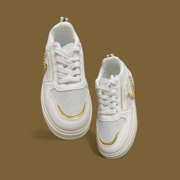 Women's classic sneakers with a gold chain detail, in white with fashion-forward accents for a chic and trendy look.