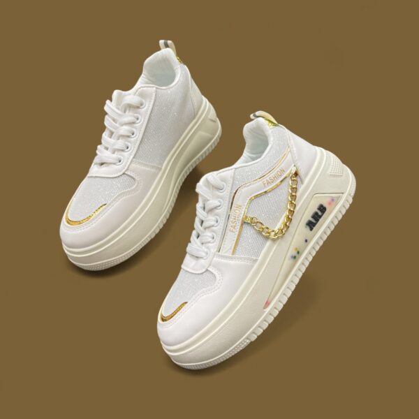 Women's classic sneakers with a gold chain detail, in white with fashion-forward accents for a chic and trendy look.